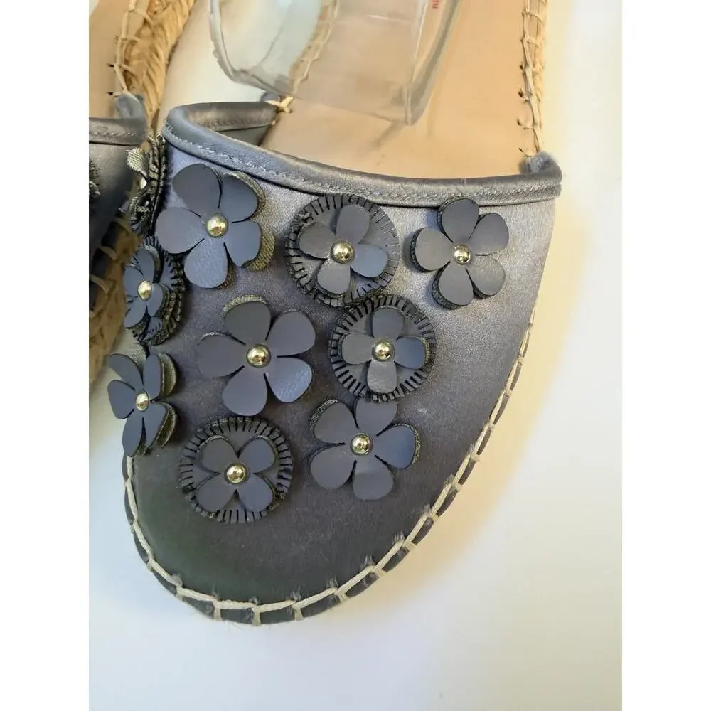 Isaac Mizrahi Blue Satin Floral 3D Floral Sandals 7.5 Boho Closed Toe 3/4” Flats